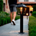 Balise sur pied noire en métal avec lanterne en verre et ampoule apparente