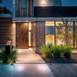 Balise extérieure noire sur piquet pour éclairage d'allée, émission lumineuse vers le sol