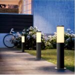 Balise extérieure cylindrique gris anthracite sur pied avec diffuseur opalin pour éclairage de jardin