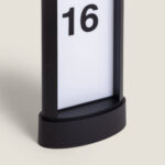 Balise sur pied noire avec panneau blanc numéroté 16