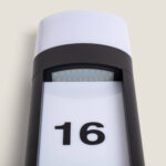 Balise sur pied noire avec diffuseur blanc et numéro 16 visible