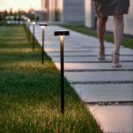 Balise sur pied noire à LED, tête ronde lumineuse, piquet de fixation pour éclairage de chemin extérieur