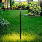 Balise au sol LED noire sur piquet à tête ronde, lumière chaude pour jardin