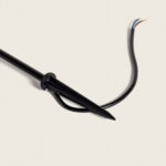 Piquet de balise extérieur noir en plastique avec câble électrique dénudé à trois conducteurs