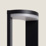 Balise extérieure noire à corps métallique et diffuseur blanc semi-circulaire, montage sur pied