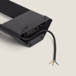 Balise extérieure noire en métal mat, base de fixation avec câble électrique à trois conducteurs