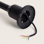 Balise sur pied noire avec base de fixation et câbles électriques dénudés