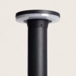 Balise extérieure sur pied noire avec diffuseur rond blanc et corps cylindrique en métal