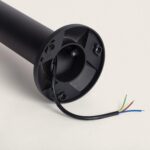 Balise sur pied noire en métal avec platine de fixation ronde et câbles d'alimentation dénudés