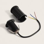 Balise encastrable au sol noire cylindrique avec câbles électriques apparents pour éclairage extérieur