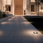 Balise encastrée carrée au sol, finition noire, éclairage LED chaud pour allée extérieure