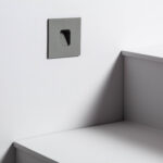 Balise extérieure encastrable murale carrée gris mat, ouverture triangulaire pour éclairage LED