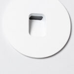 Balise murale encastrable ronde blanche avec ouverture carrée et LED orientée, finition mate