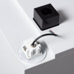 Balise encastrable blanche, boîtier plastique avec platine métallique ronde et câbles multicolores visibles