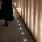 Balise encastrée ronde LED au sol, lumière chaude, éclairage extérieur discret le long d'un mur