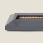 Balise murale rectangulaire grise à saillie, rangée de LED visibles