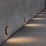 Balise extérieure encastrable ronde LED boîtier gris foncé, anneau lumineux blanc chaud, éclairage mural bas