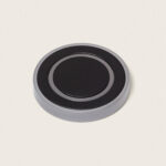 Balise encastrable ronde, centre noir et bord gris, surface plate