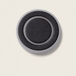 Balise encastrée ronde noire, insert texturé et bord gris métallisé pour fixation murale