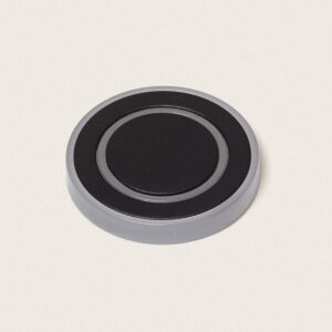 Balise encastrable ronde, centre noir et bord gris, surface plate