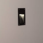 Balise encastrée murale rectangulaire noire avec déflecteur à lames, éclairage LED orienté