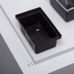 Boîtier d'encastrement noir rectangulaire en plastique pour balise extérieure, avec trou de fixation et vis