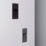 Balise encastrée murale rectangulaire noire et grise avec ouverture triangulaire