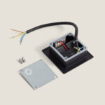 Balise encastrable carrée avec boîtier, câbles électriques, plaque de fixation et module électronique visible