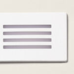 Balise extérieure encastrable blanche rectangulaire à lames horizontales installation murale