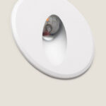 Balise murale encastrable blanche ronde avec ouverture ovale et réflecteur chromé