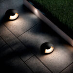 Balise au sol encastrable noire, éclairage LED chaud, ouverture frontale pour balisage de terrasse