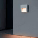 Balise murale extérieure carrée blanche à fixation saillie, ouverture lumineuse dirigée vers le sol