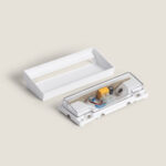 Balise extérieure rectangulaire blanche en saillie, diffuseur transparent retiré, module LED et driver visibles