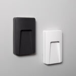 Deux balises extérieures murales rectangulaires, une blanche et une noire, saillie, finition mate