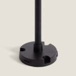 Balise extérieure noire, base ronde et tige cylindrique montée sur piquet pour fixation au sol