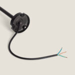 Balise au sol noire sur piquet en plastique, base et câble avec trois conducteurs exposés