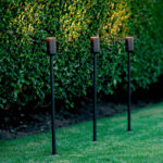 Balise extérieure noire à tête cylindrique avec piquet de fixation au sol