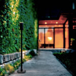 Balise extérieure métal noir mat, tête cylindrique plate, fixation en saillie, éclairage LED pour allée