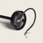 Balise extérieure noire socle rond en métal avec tige et câble électrique dénudé