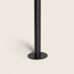 Balise sur pied noire en métal avec socle rond de fixation et vis apparentes