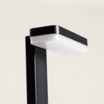 Balise extérieure LED noire en aluminium avec tête rectangulaire et diffuseur blanc, installation au sol