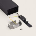 Balise extérieure LED noire avec support de fixation au sol, câble de terre et vis de montage