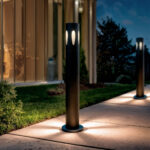 Balise sur pied anthracite cylindrique en métal avec ouvertures verticales, pose en saillie