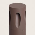 Balise sur pied en métal couleur rouille, cylindre ajouré d'ouvertures ovales