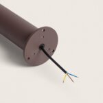 Balise extérieure sur pied cylindrique couleur rouille, plaque de fixation en saillie avec fils électriques visibles