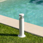 Balise sur pied blanche cylindrique LED avec diffuseur supérieur, fixation au sol