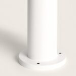 Balise sur pied blanche, mât cylindrique et base plate avec trous de fixation