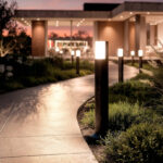 Balise sur pied extérieure noire avec diffuseur blanc rectangulaire, éclairage le long d'une allée