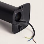 Balise extérieure noir, corps cylindrique sur pied avec base de fixation et câbles électriques apparents