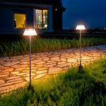 Balise sur pied métal noir avec diffuseur conique blanc, éclairage LED d'ambiance le long d'une allée